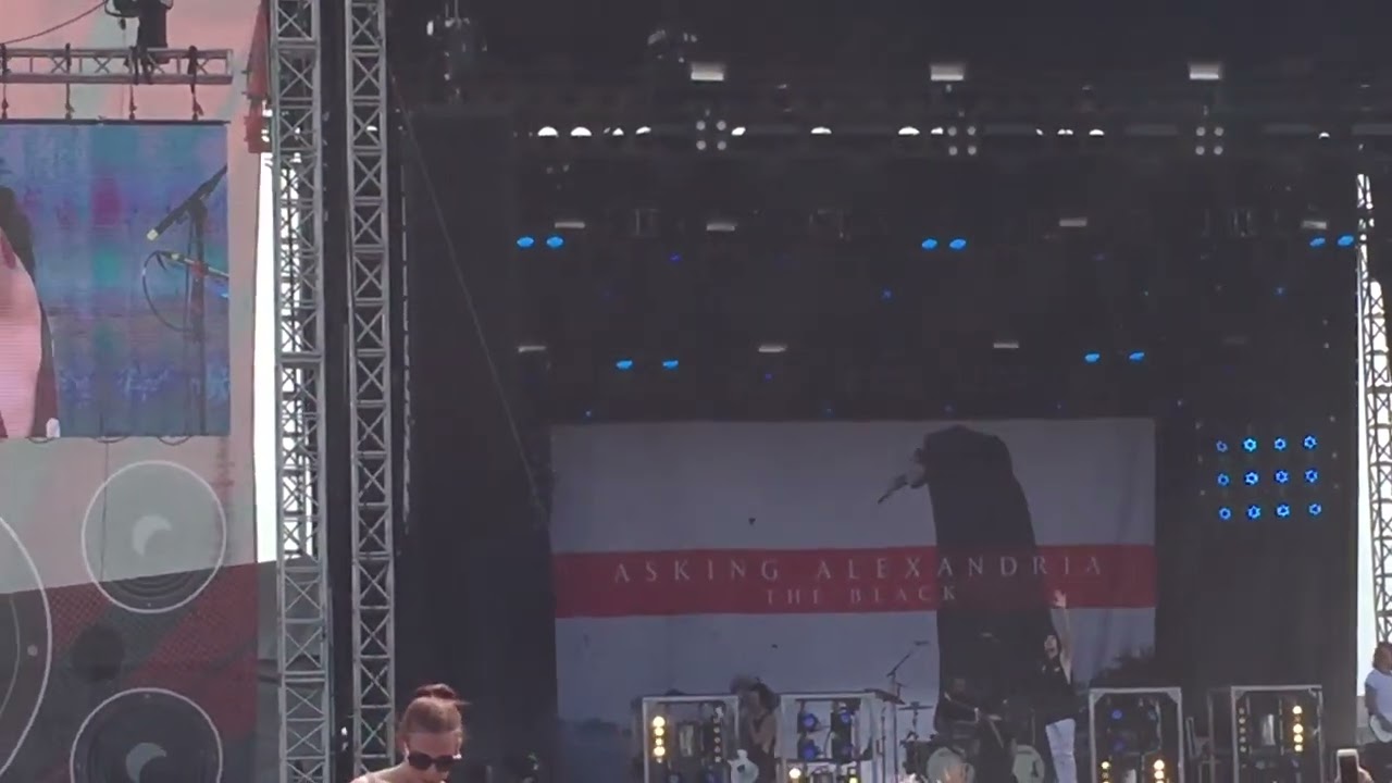 Asking Alexandria - Here I Am (Live at Welcome To Rockville 2016)