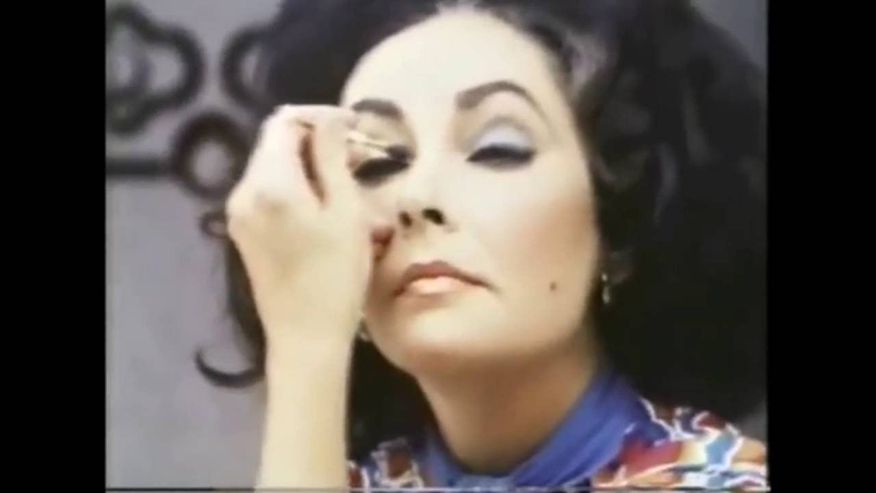 Elizabeth Taylor... making up her eyes in The Driver's Seat (1974)