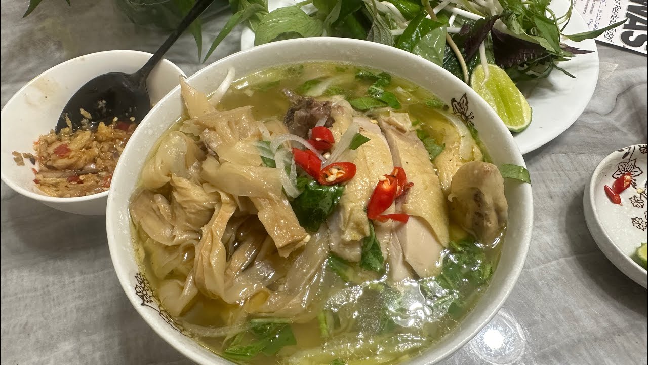 Ăn bún măng! Ăn đêm thôi nào #vietnam #mukbang #food #QueenieDoAZ