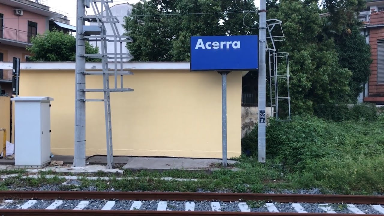 Acerra, tragedia in stazione: uomo travolto dal treno in corsa