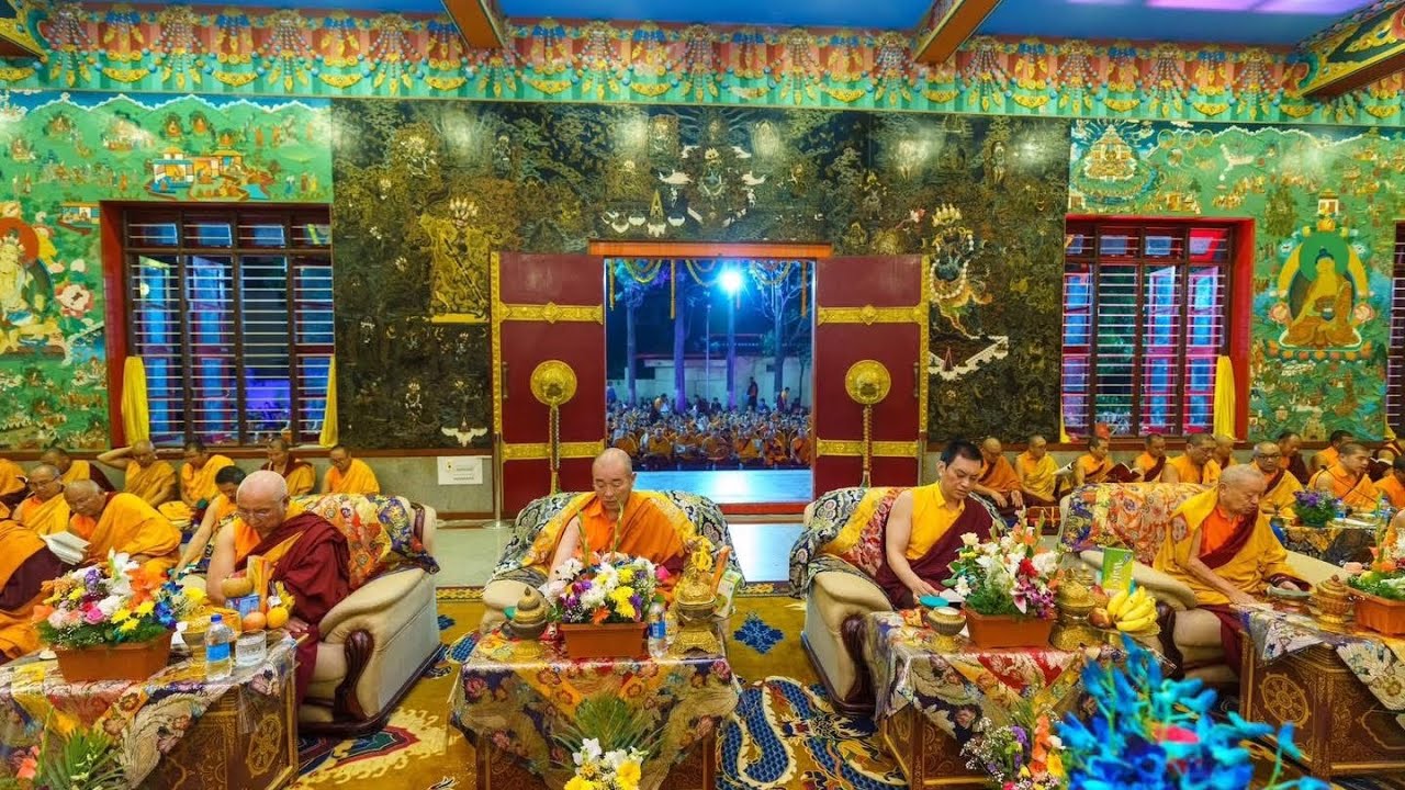 ༧སྐྱབས་རྗེ་གྲུབ་དབང་པདྨ་ནོར་བུ་རིན་པོ་ཆེའི་རྗེས་དྲན་མཆོད་འབུལ་འཚོགས་བཞིན་པའི་བརྙན་ཐུང་།