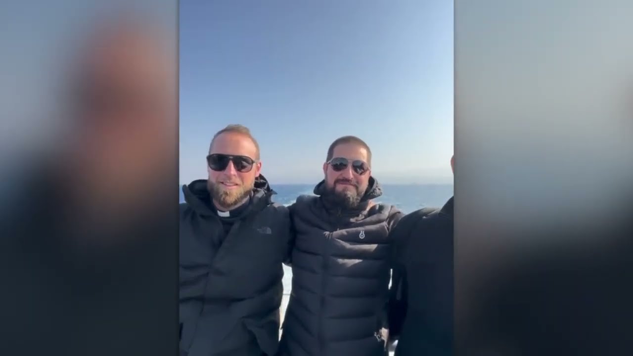 P. Lucio y P. Marlon cruzando el mar Rojo
