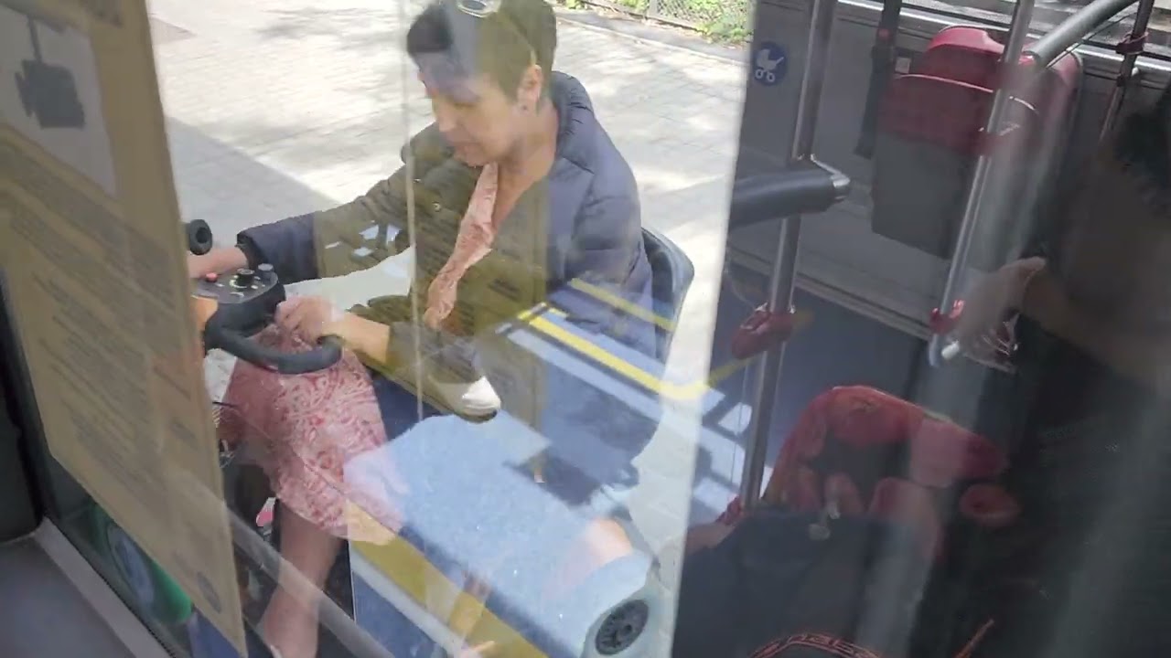 #Paseando▫️Bajada con rampa para personas en silla de ruedas ♿ 📌 Autobus 🚍 🌍 #Barcelona 🇪🇸
