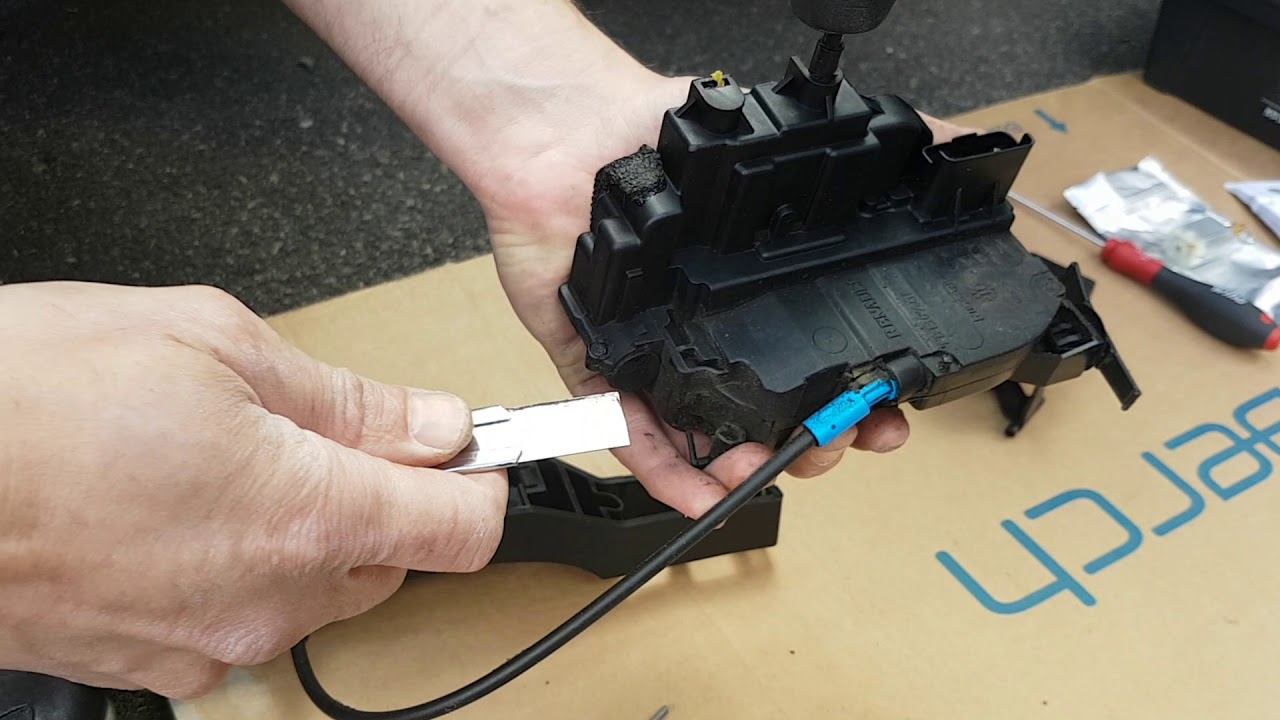 Schimbat motor inchidere centralizata la Renault Laguna 3 pas cu pas partea 2