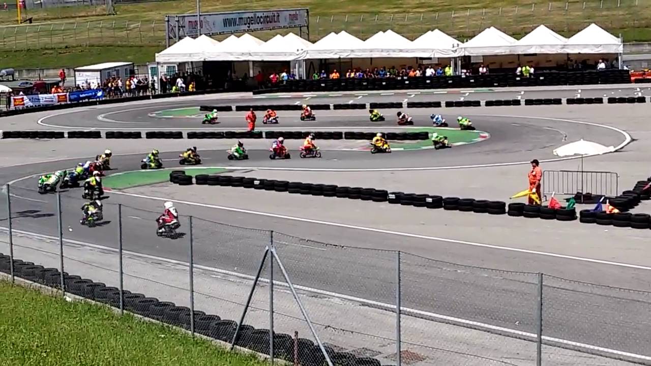 Carrera de minimotos de niños
