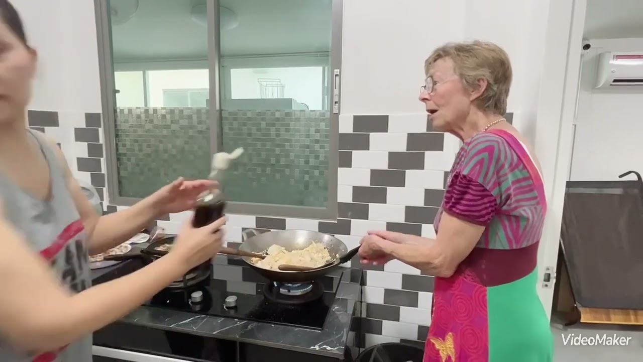 Sunareeสุนารีพาแม่สามีทำอาหารไทย
