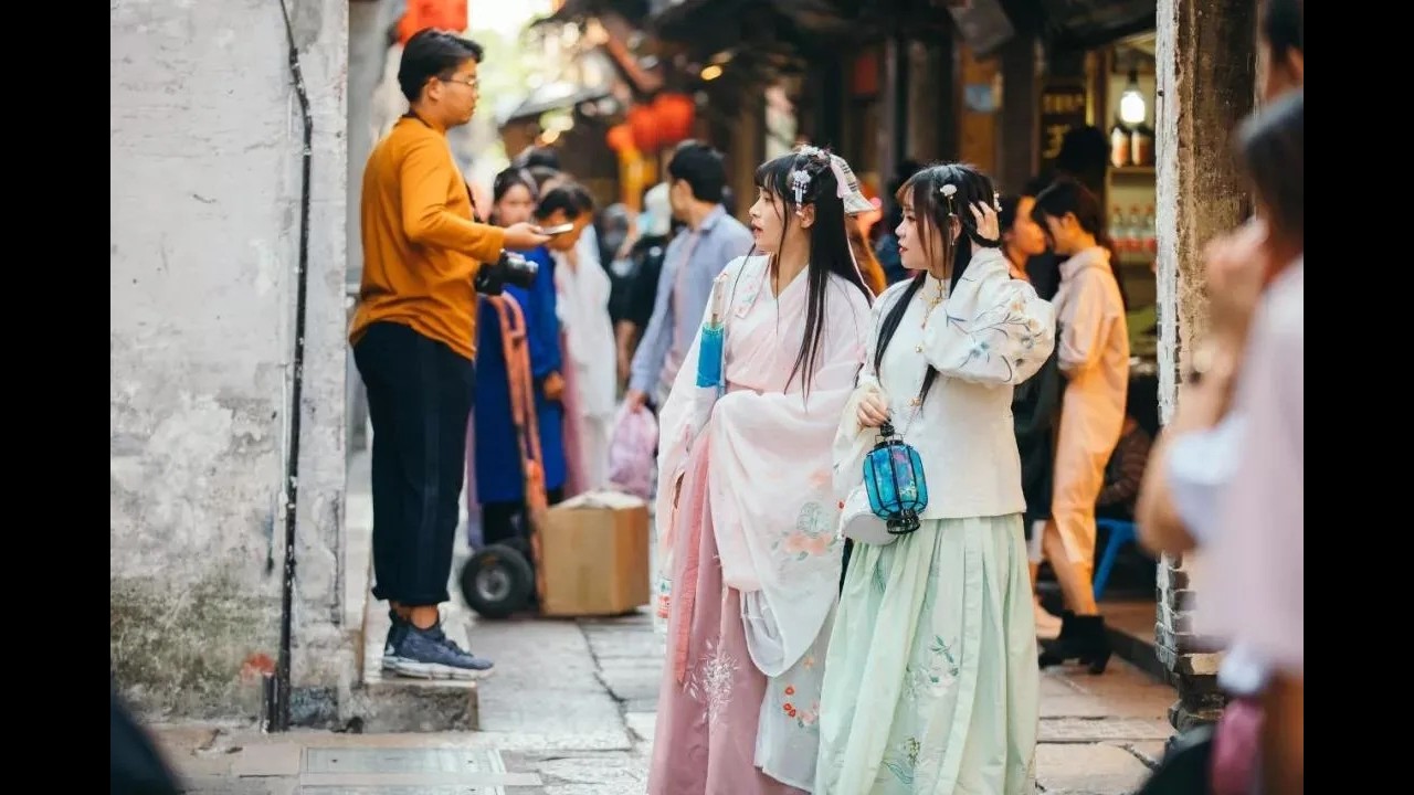 孔庆东怒骂汉服，其实汉服没什么问题，不过借着汉服来搞民族对立可就是大问题了