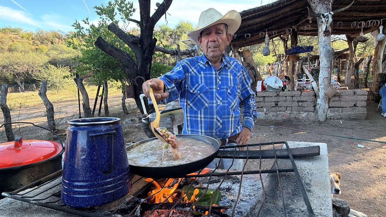 Preparación de frijoles arrieros en el rancho por el Señor Padillas explica porque se llaman así