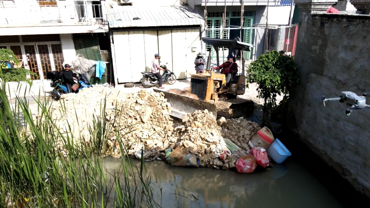 Complete the work of filling the flooded grass and garbage with small machinery