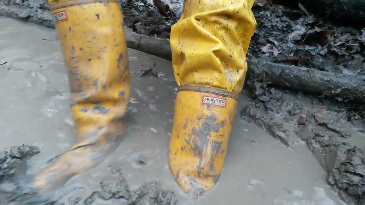 221229153 yellow Hunters and rainwear muddy puddle #03