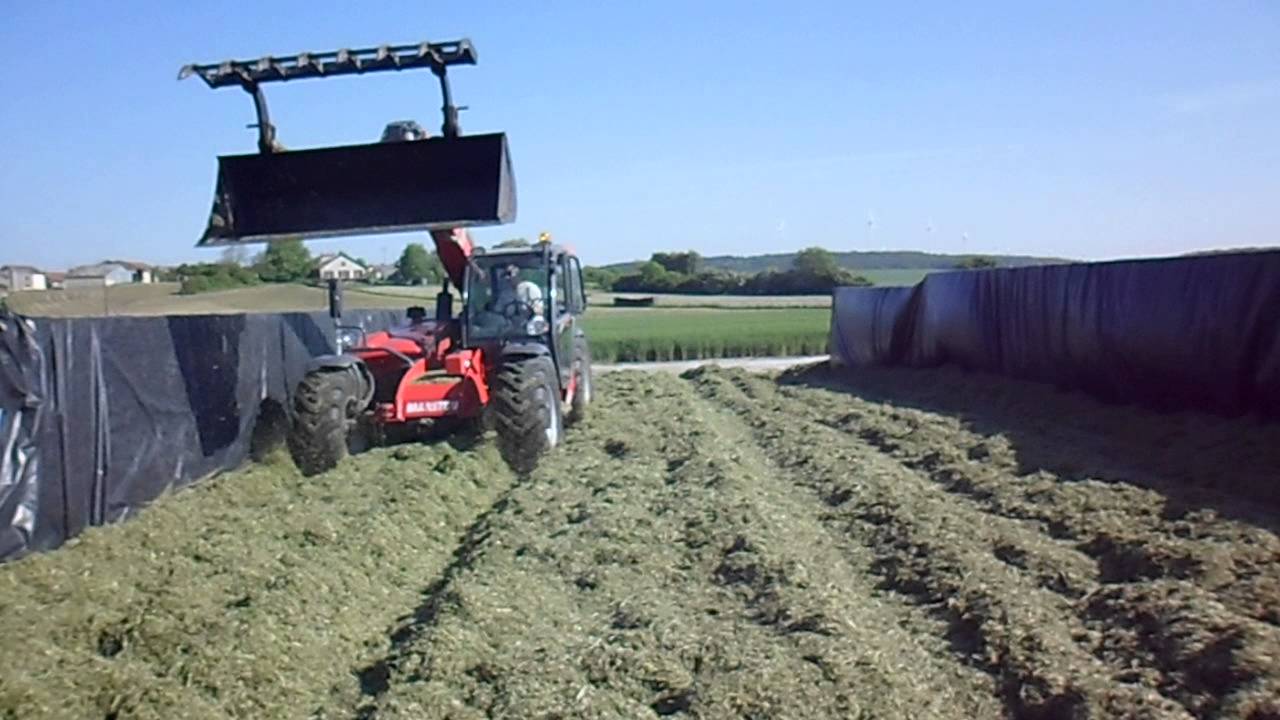 Tas d'ensilage d'herbe 2013 avec manitou mlt 735 dans le  52