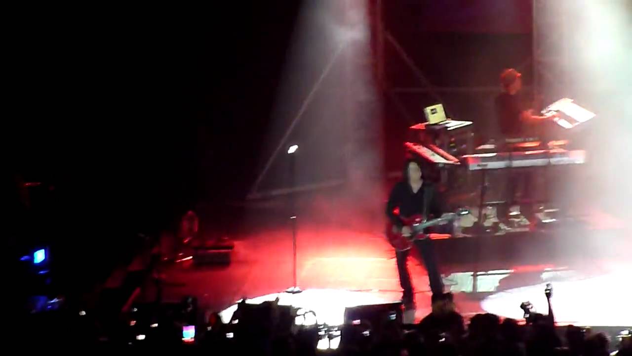 Tears For Fears Live in Manila - Intro Mad World and Everybody Wants To Rule The World