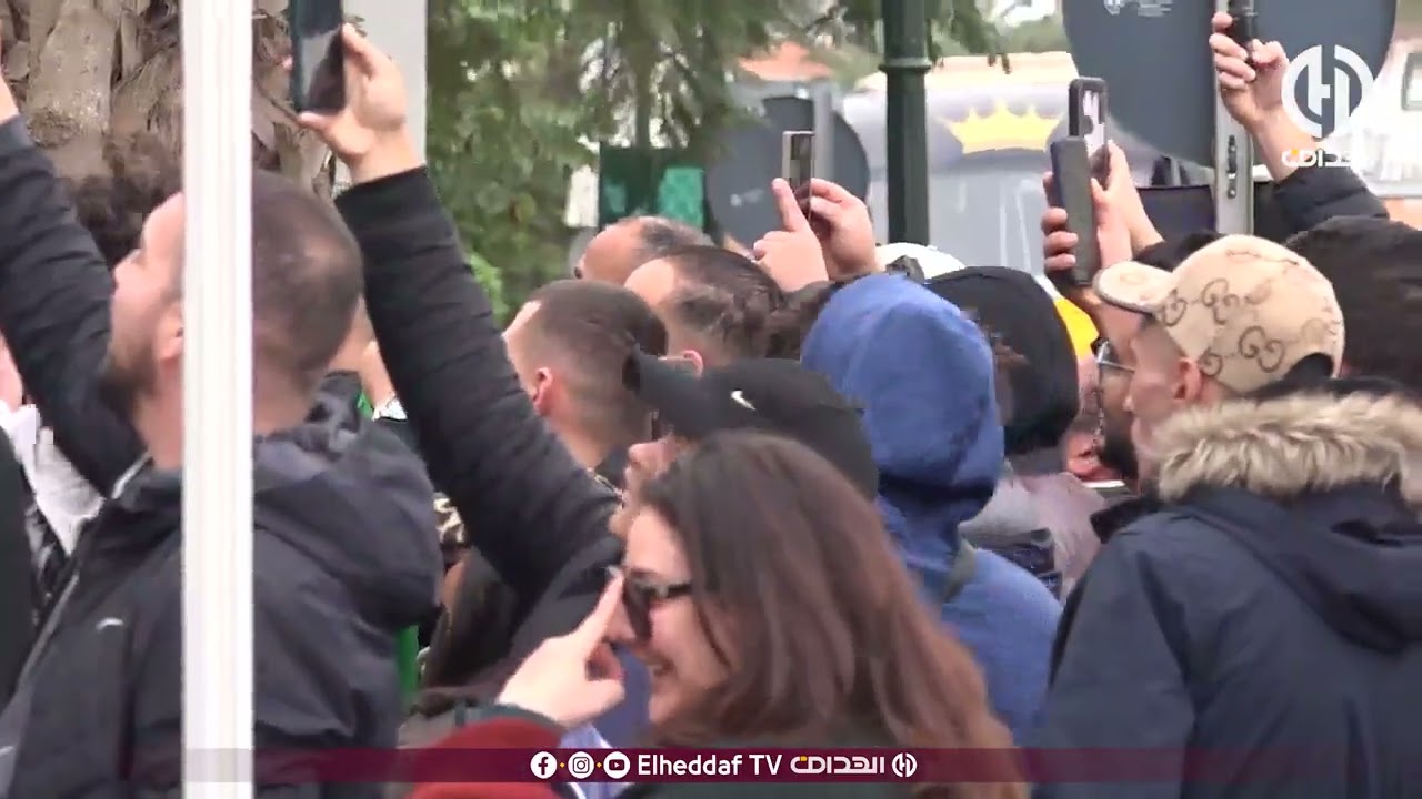 بعثة المنتخب الوطني الجزائري في طريقها إلى مقر التدريبات في الرباط