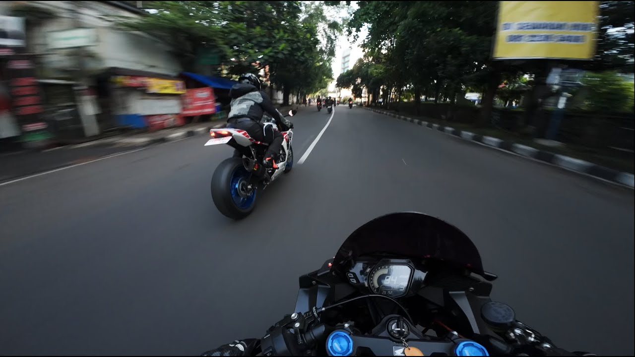 CBR250RR racing againts a CBR1000RRR FIREBLADE, a Z900 and a ZX6R. PURE SOUND