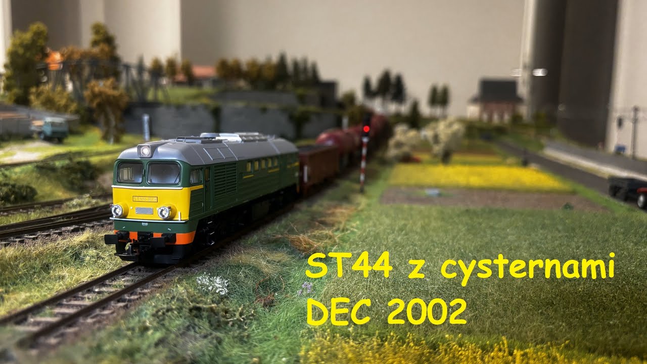 Na makiecie: ST44 z cysternami DEC 2002