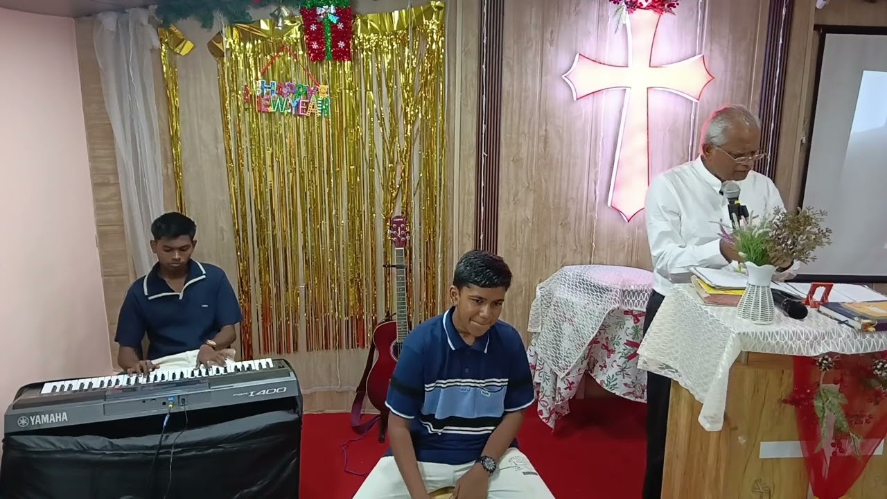 आवाज उठाएंगे हम साज बजाएंगे 