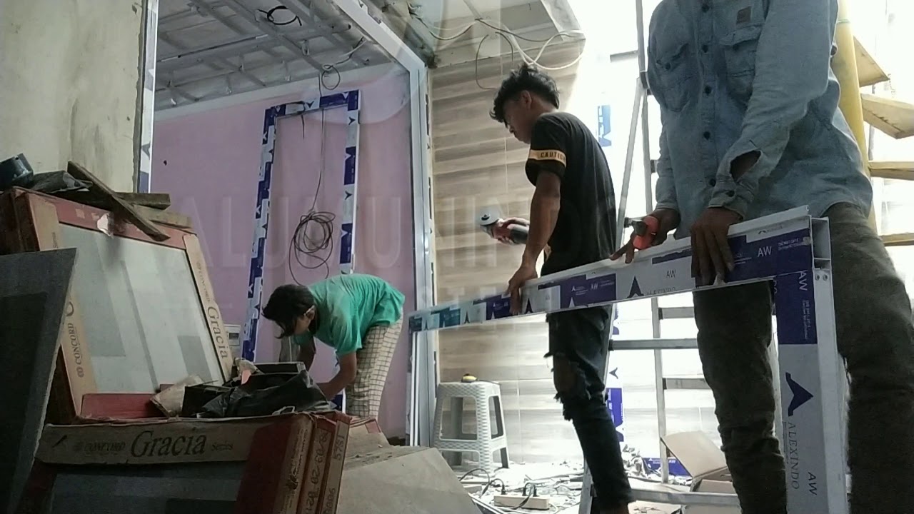 Proses pemasangan pintu lipat aluminium