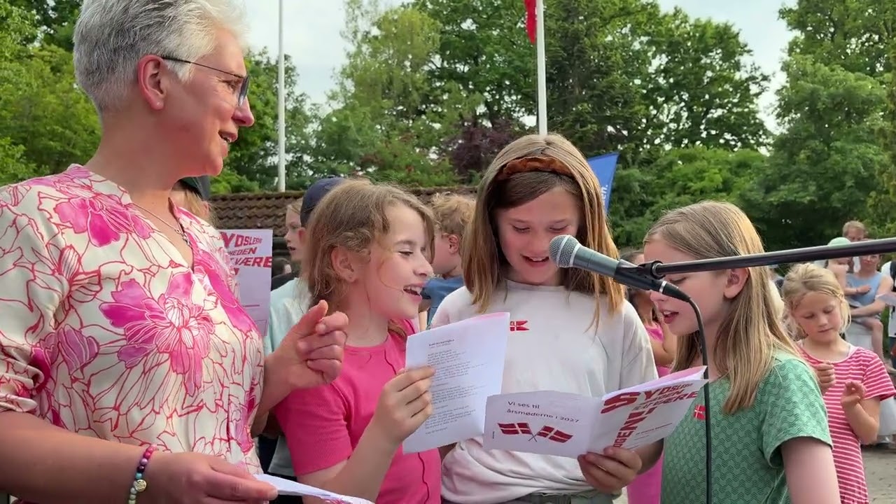 Nicole Steffen synger &aring;rsm&oslash;dejubil&aelig;umssangen sammen med eleverne p&aring; Jernved Danske Skole