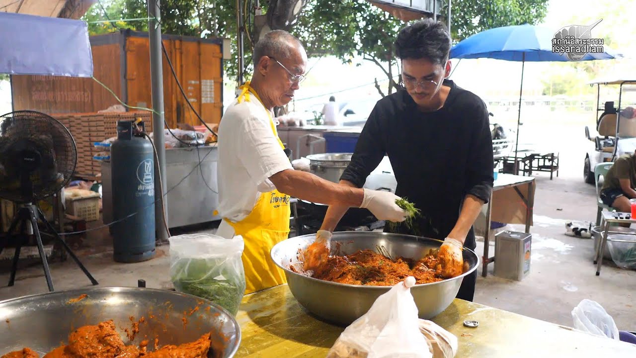 หลวงปู่พุทธะอิสระ ทำทอดมัน เตรียมแจกผู้มาถวายความอาลัย พระพันปีหลวง ช่วงบ่าย 28ต.ค.2568