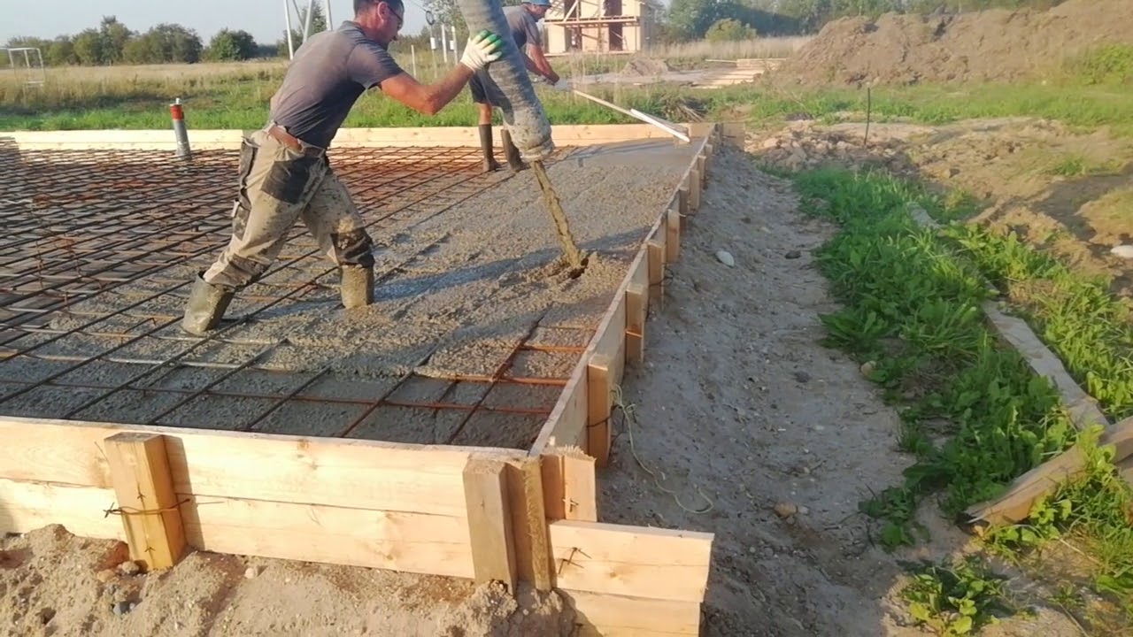 Заливка фундамента дорогущим бетононасосом!!!