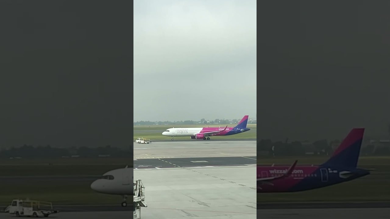 Wizzair A321 at WAW 