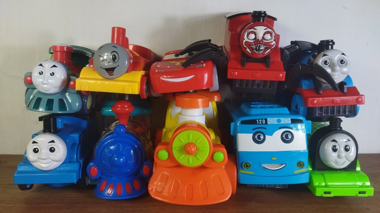 Colección de juguetes coloridos: trenes, autos y lindas amigas.