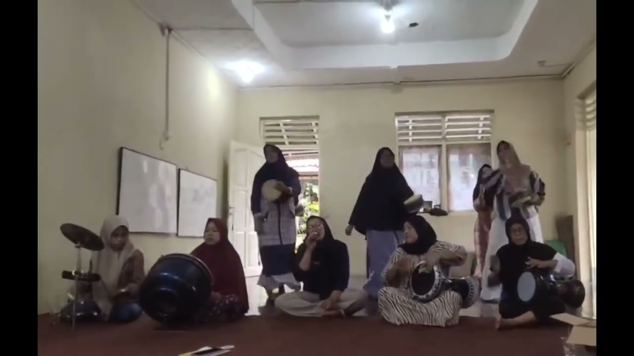Nawwarti Ayyami Marawis pemula / Latihan untuk Lomba Desa. 