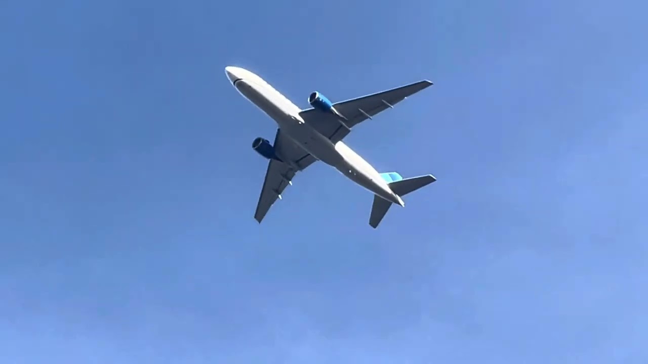 United Airlines Boeing 777-222 Flight 300 Flies Over Pacifica