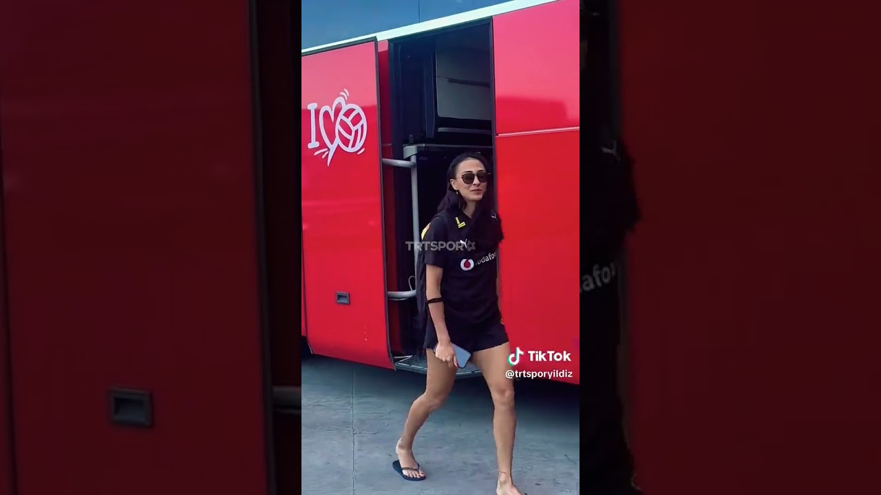 Filenin Sultanları takım otobüsünden inerken birbirine yardımcı olduğu anlar Dünya'da viral oldu 💕