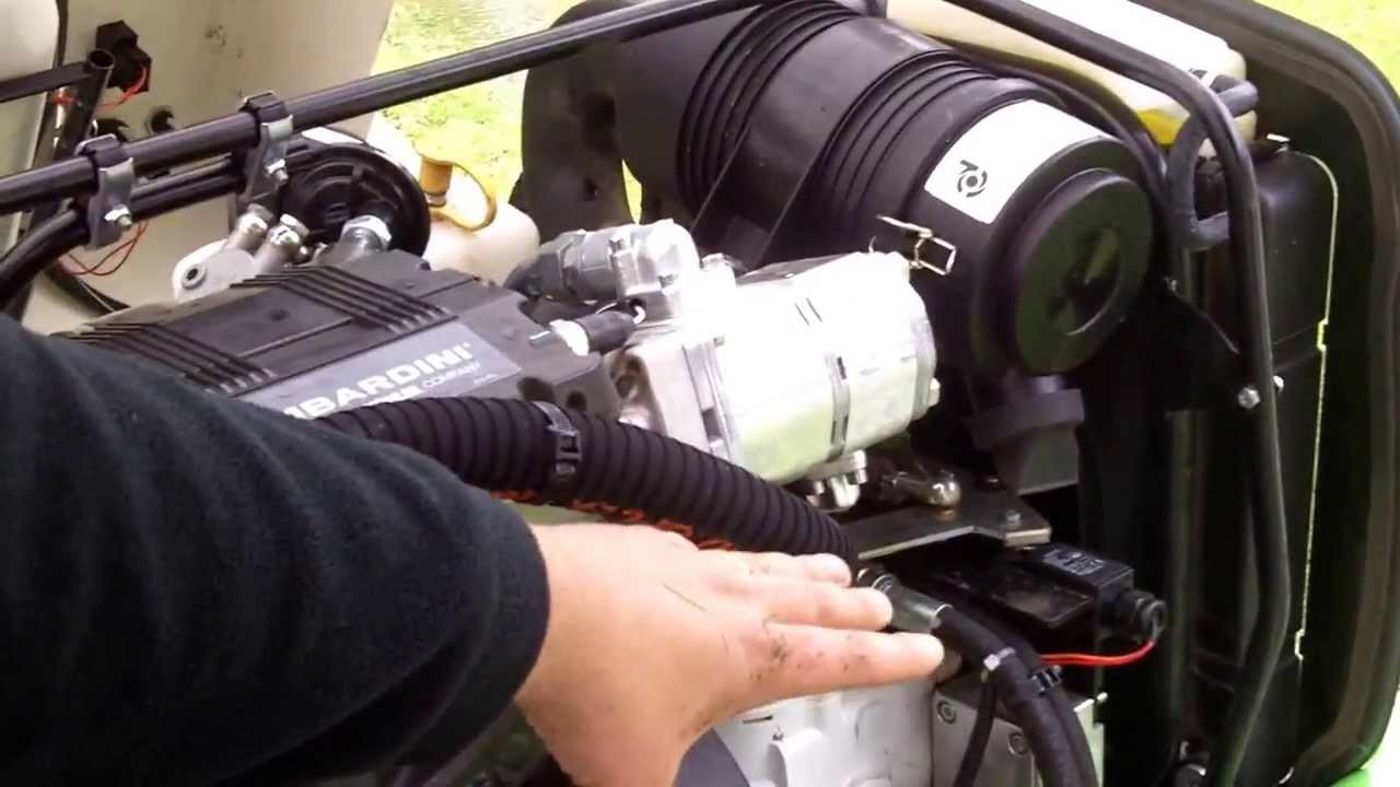 ETESIA : Présentation de l'autoportée 4x4 Hydro 124DX par Franck Vinot, Directeur des Ventes