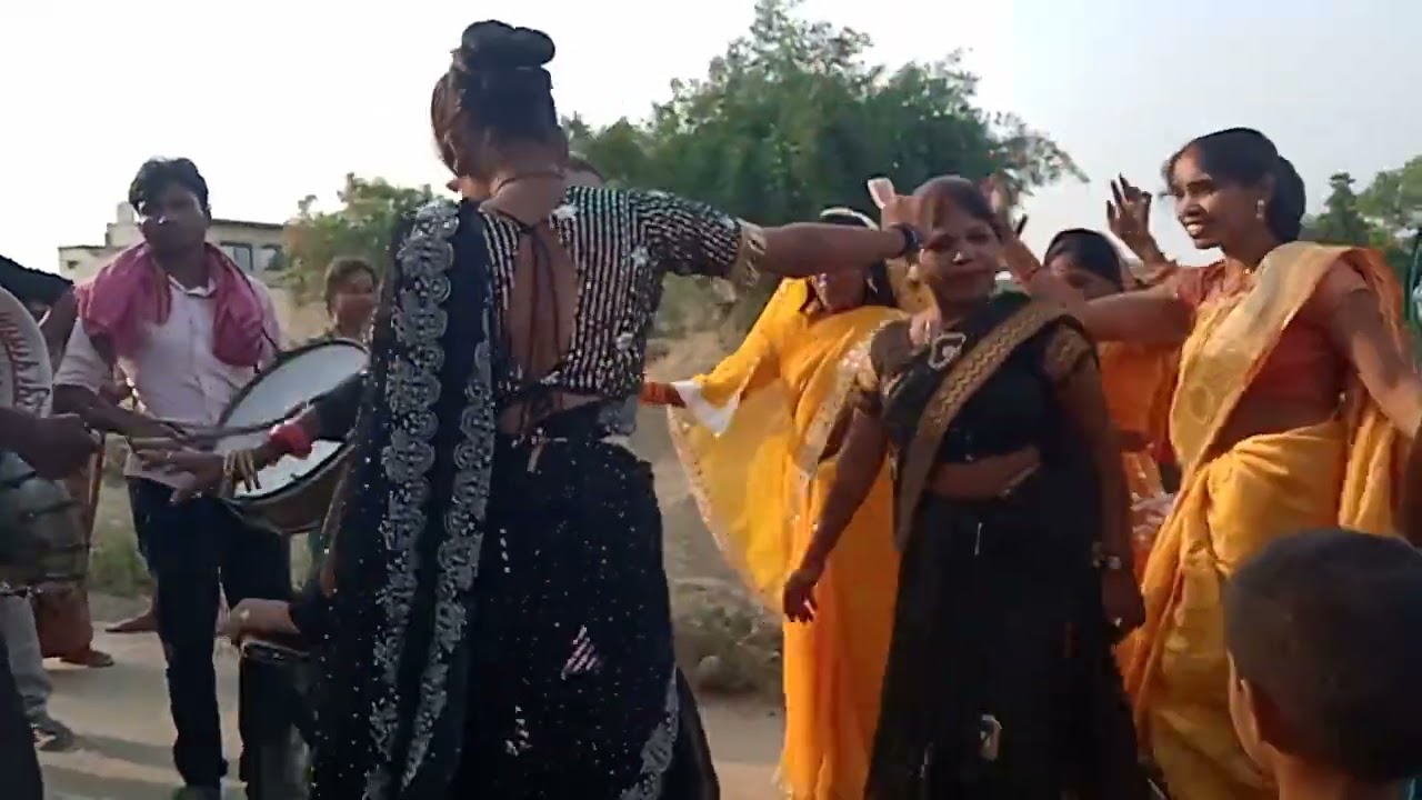 देसी बाजा पर डांस हो रहा है दोस्तों वीडियो लास्ट तक जरूर देखिए