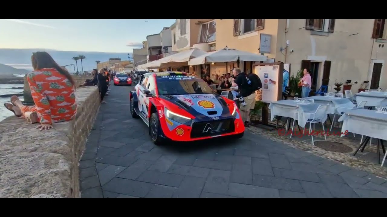 Rally Italia Sardegna, parata delle vetture per il centro storico di Alghero