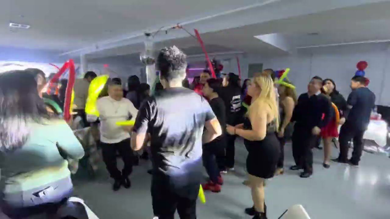 As&iacute; lo disfruta la gente de brooklyn con sonido Roca est&eacute;reo 😱 💃🏻💃🏻💃🏻👌