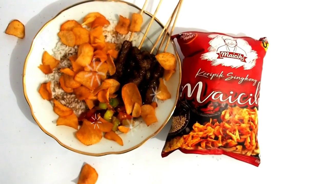Makan Sate Malam Hari dengan Keripik Pedas Maicih