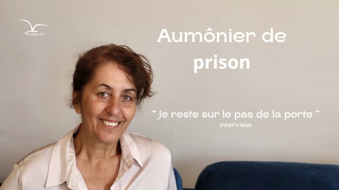 Sur le pas de la porte de la cellule