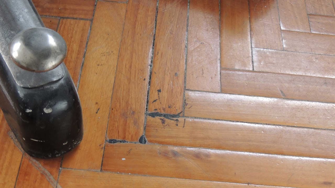 ¿Por qué sale brea de entre las juntas de mi piso de madera?