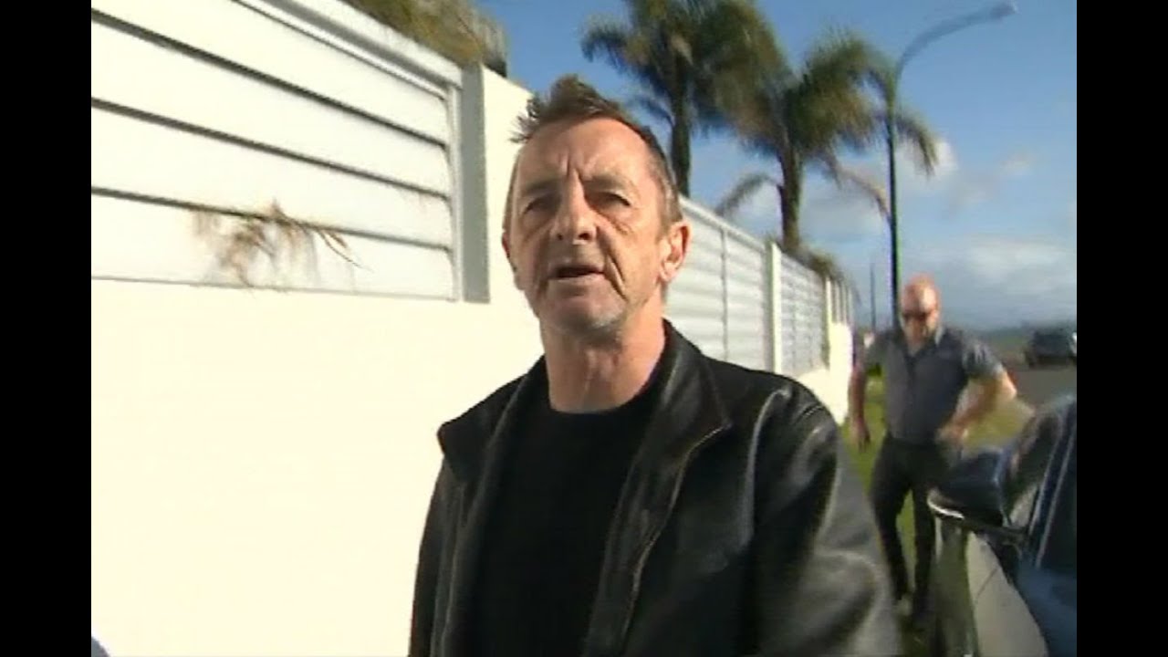 Phil Rudd flips out at cameraman after court appearance