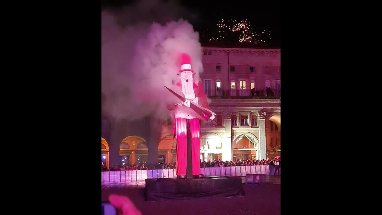 Rogo del Vecchione: Bologna's Spectacular New Year's Eve Tradition #new_year_2024 #Bologna #Italy
