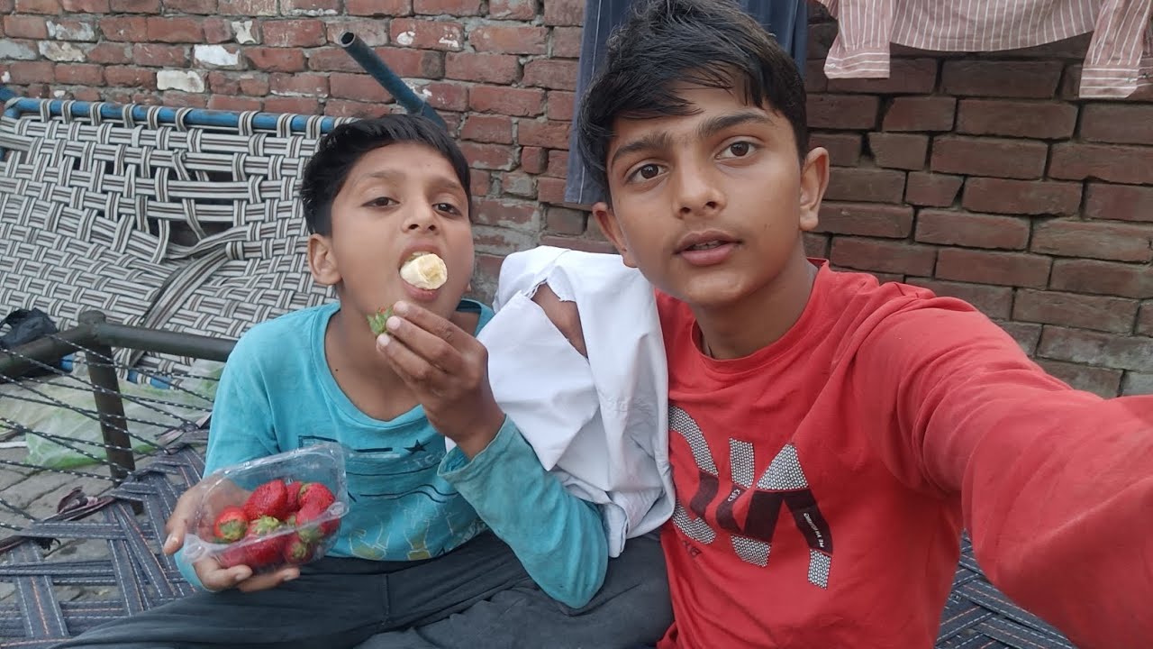 Shirt fat gai our strawberry khatti nikali 😅 popat 