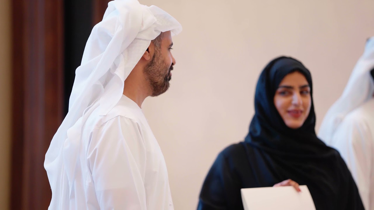 ذياب بن محمد بن زايد يكرم 22 مواطنا من خريجي الدفعة الأولى لبرنامج 