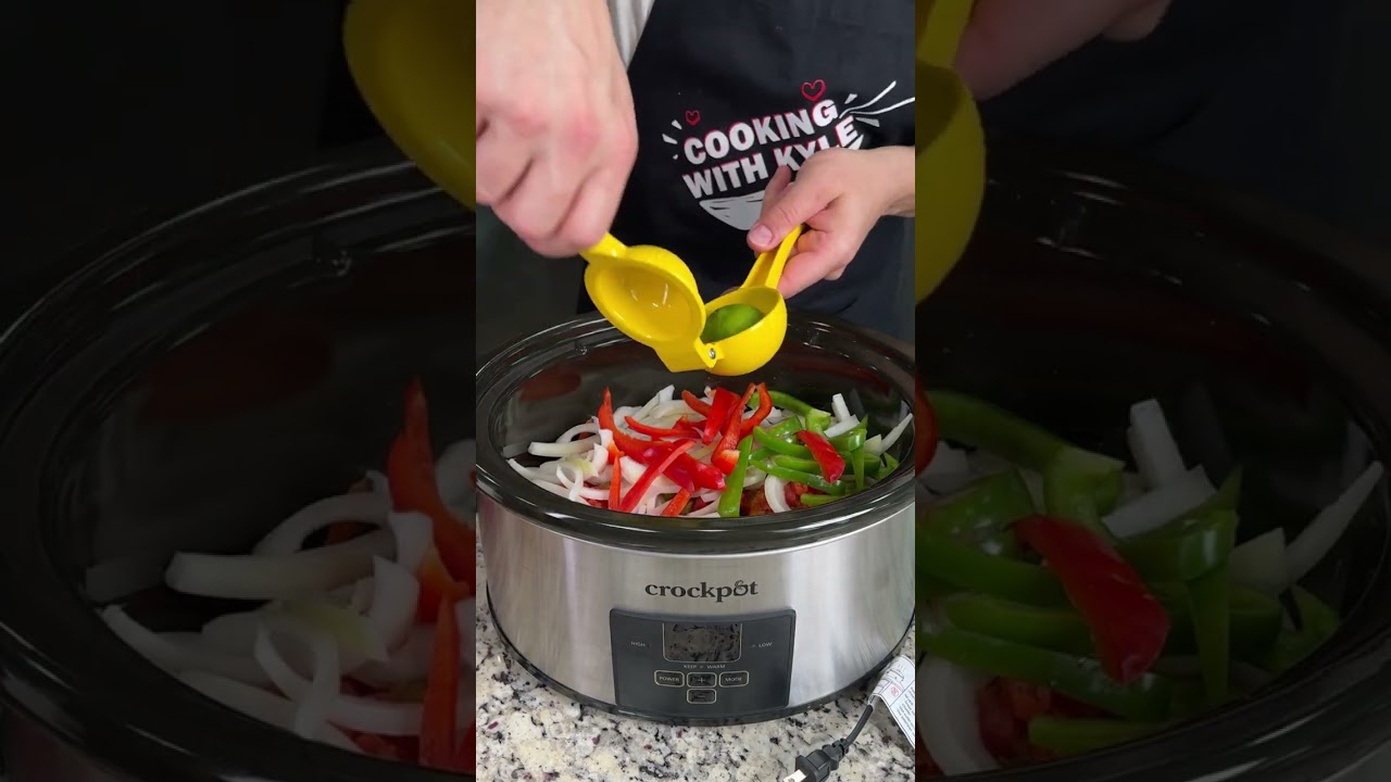 Easy Slow Cooker Chicken Fajitas 🌮