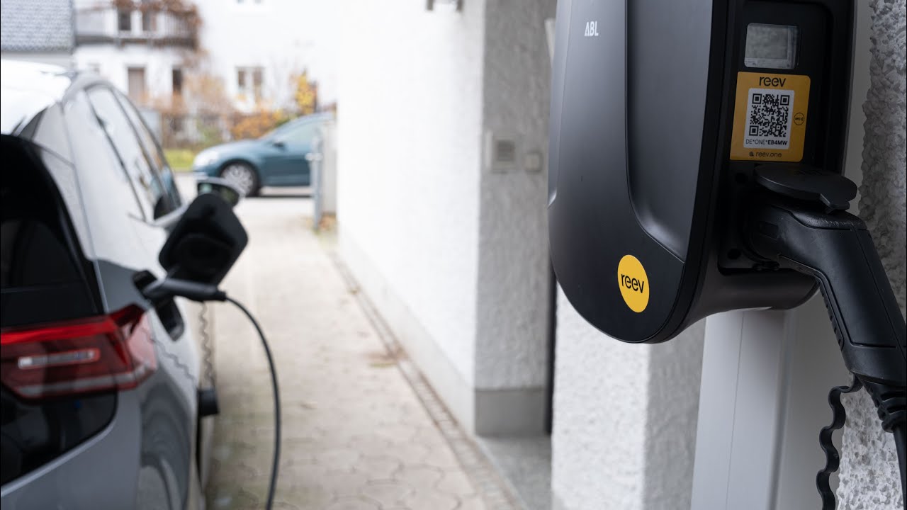 reev: Software-basierte Ladel&ouml;sungen f&uuml;r Unternehmen. Elektrischen Dienstwagen zuhause laden.