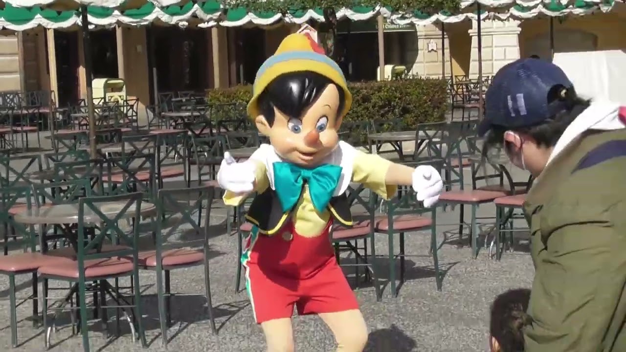 Pinocchio Cannot Hug Kids Because of COVID-19 コロナのせいでハグできないピノキオ Disneysea Tokyo ディズニーシー・グリーティング