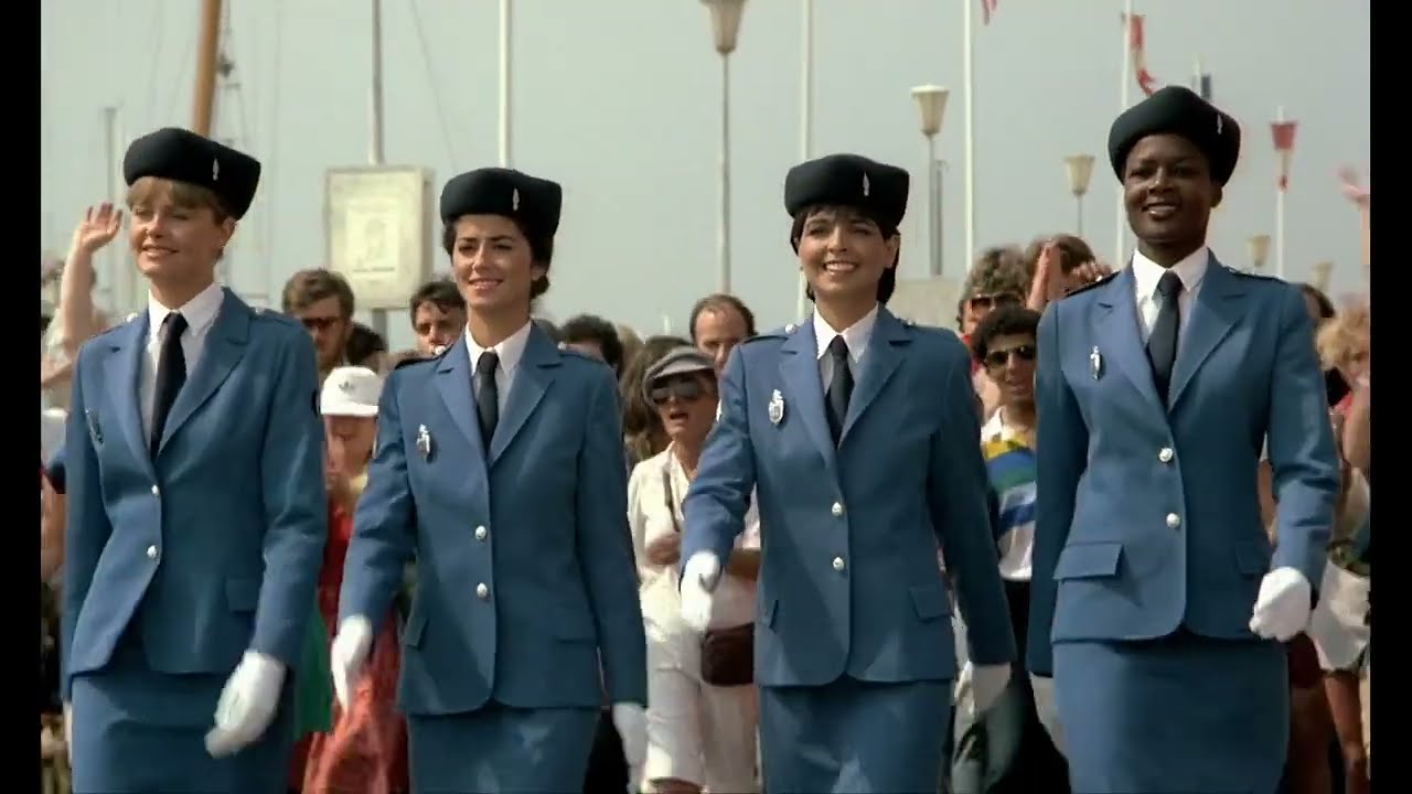 Le gendarme et les gendarmettes (1982) - Parade finale et générique de fin