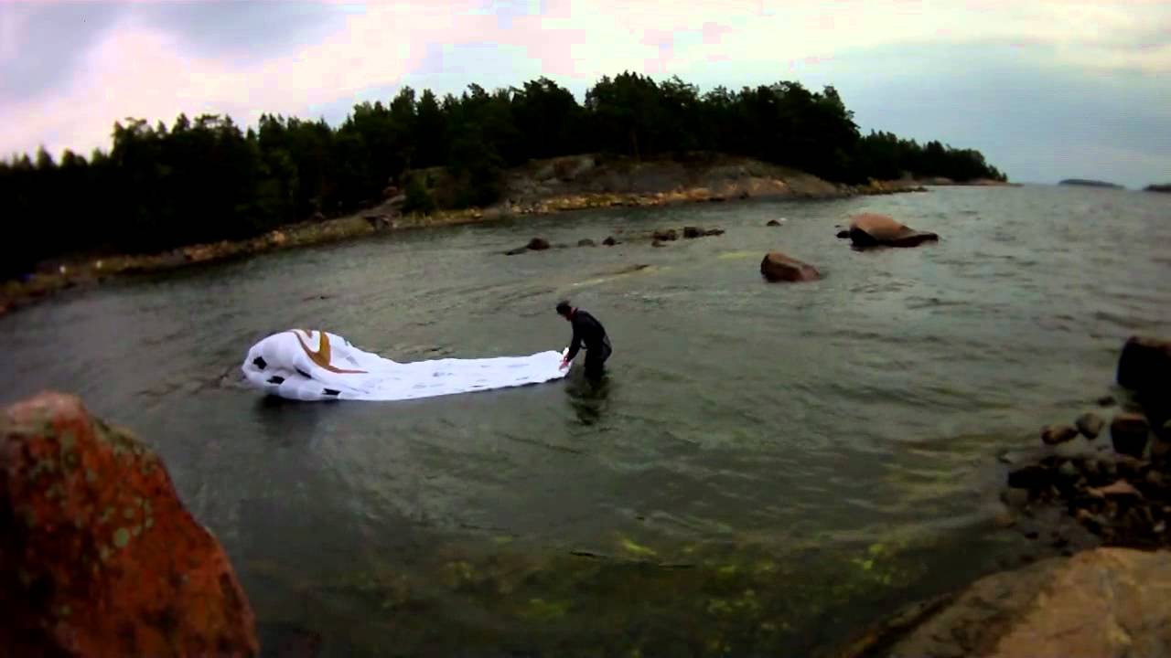 Flysurfer waterstart.