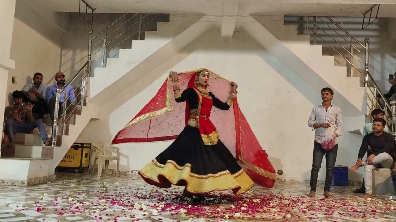 ओढ़नी ओढ़ के नाचू, सोंग पर फूलों की बारीश के साथ डांस किया। अंतर्राष्ट्रीय कलाकार वीरू नागौरी