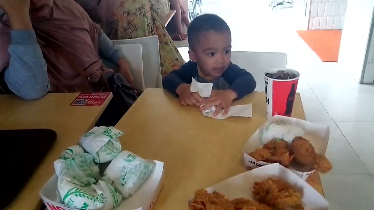 Biyan Makan Di KFC KM 13