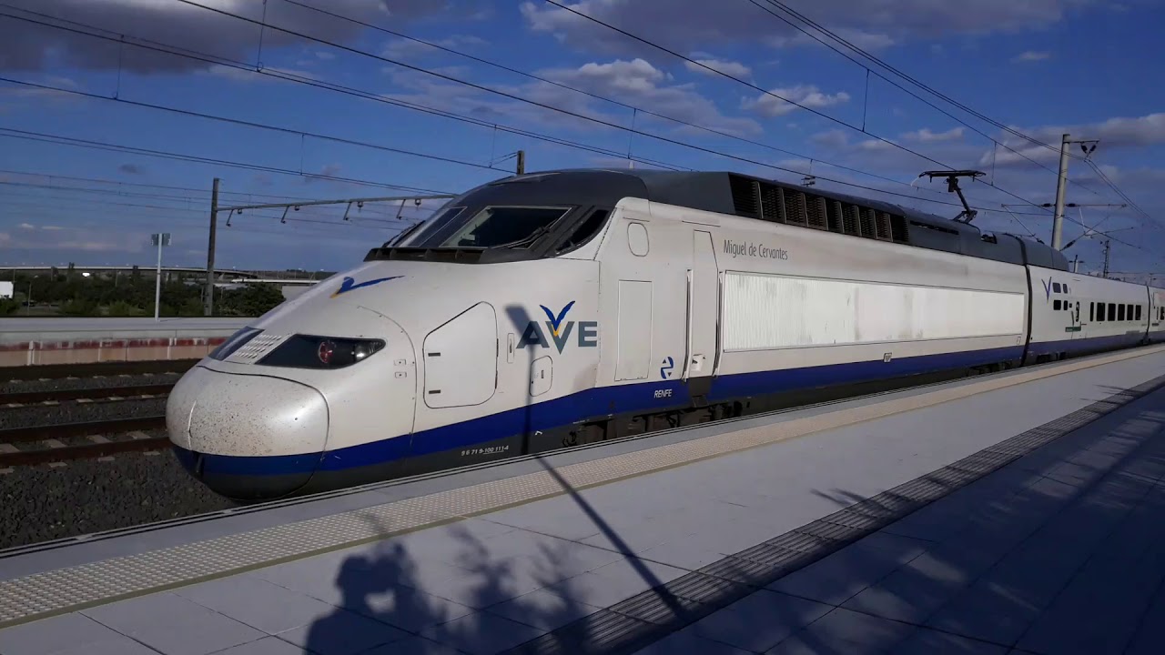 AVE S100-011 (25 aniversario) Madrid-Sevilla saliendo de Ciudad Real mas cruce AVE S102