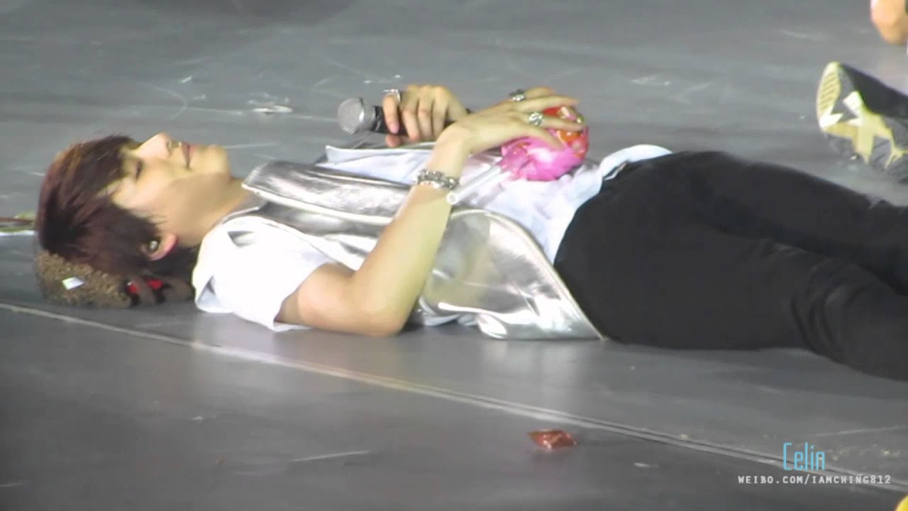 130616 SS5 in HK Kyuhyun Sleep on stage