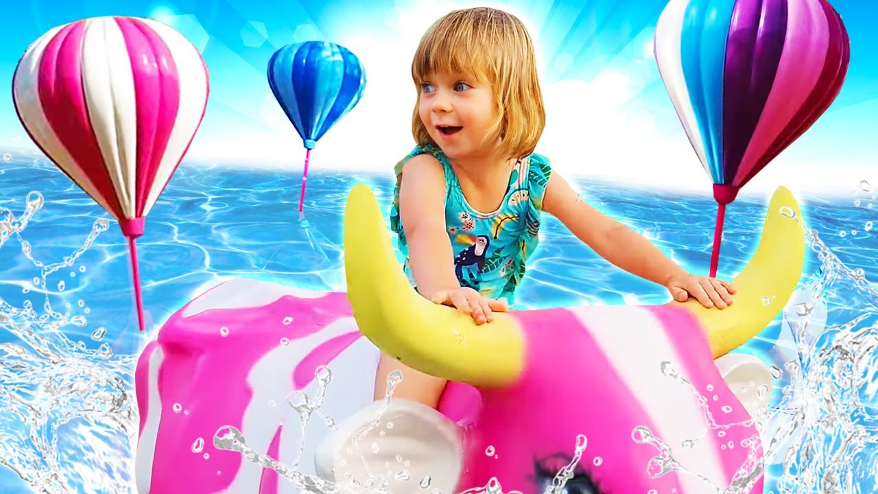 Bianca al parco acquatico! Giochi con l'acqua, le giostre e gli scivoli! Video per bambini